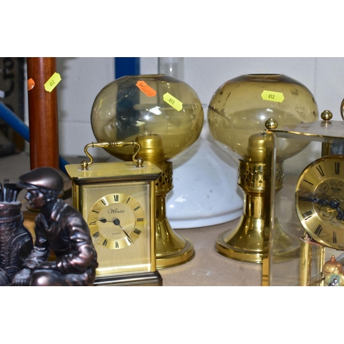 612 - A GROUP OF FIVE QUARTZ CLOCKS WITH ONE OIL LAMP, including two novelty golfing interest clocks, (Jul... 