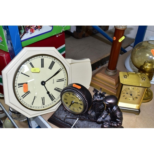 612 - A GROUP OF FIVE QUARTZ CLOCKS WITH ONE OIL LAMP, including two novelty golfing interest clocks, (Jul... 