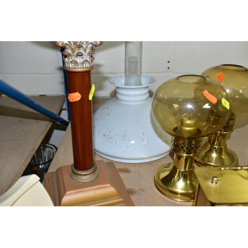 612 - A GROUP OF FIVE QUARTZ CLOCKS WITH ONE OIL LAMP, including two novelty golfing interest clocks, (Jul... 