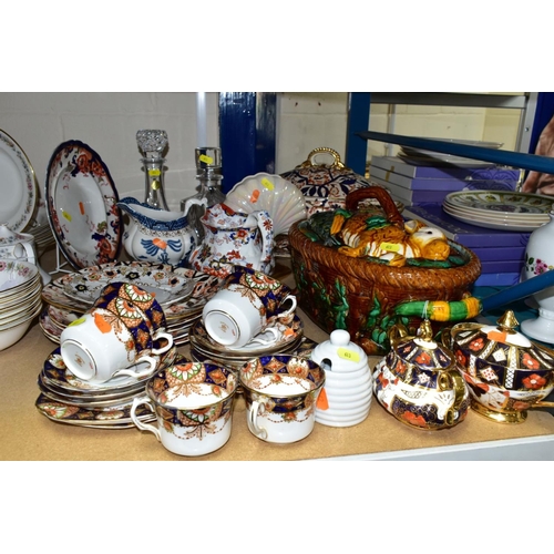 613 - A GROUP OF CERAMICS AND GLASSWARE, including a reproduction majolica game pie dish, an Imari pallet ... 