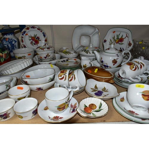 635 - A GROUP OF ROYAL WORCESTER EVESHAM & EVESHAM VALE, AND WILD HARVEST CERAMICS, including Evesham Vale... 