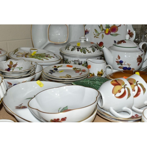 635 - A GROUP OF ROYAL WORCESTER EVESHAM & EVESHAM VALE, AND WILD HARVEST CERAMICS, including Evesham Vale... 