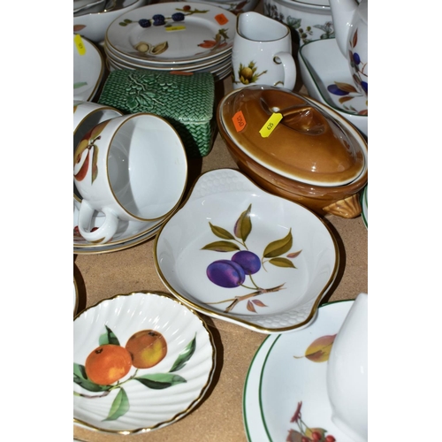 635 - A GROUP OF ROYAL WORCESTER EVESHAM & EVESHAM VALE, AND WILD HARVEST CERAMICS, including Evesham Vale... 