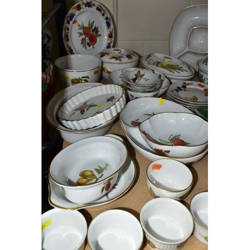 635 - A GROUP OF ROYAL WORCESTER EVESHAM & EVESHAM VALE, AND WILD HARVEST CERAMICS, including Evesham Vale... 