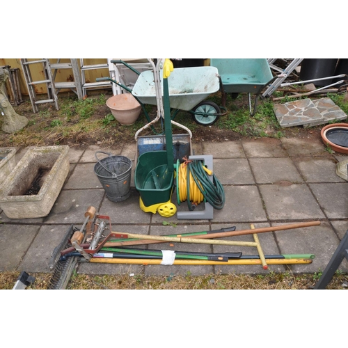 1031 - A QUANTITY OF GARDEN ITEMS including two lawn seed spreader, a hose reel, garden tools, a Galvanised... 