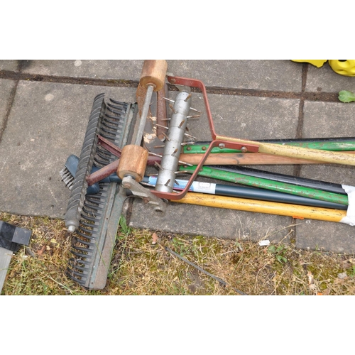 1031 - A QUANTITY OF GARDEN ITEMS including two lawn seed spreader, a hose reel, garden tools, a Galvanised... 
