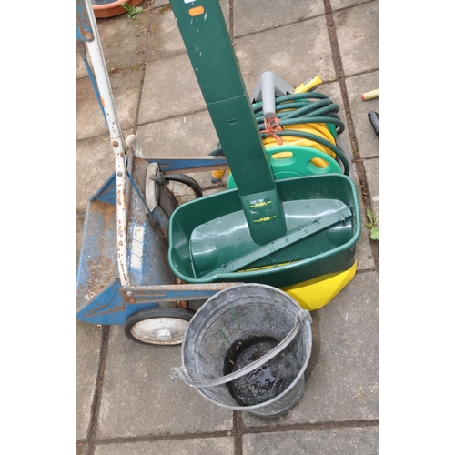 1031 - A QUANTITY OF GARDEN ITEMS including two lawn seed spreader, a hose reel, garden tools, a Galvanised... 