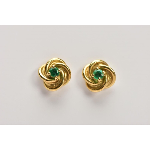 4 - AN 18CT GOLD EMERALD AND DIAMOND NECKLACE AND A PAIR OF 18CT GOLD EMERALD STUD EARRINGS, the central... 