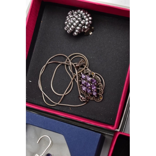 40 - A TRAY OF ASSORTED JEWELLERY, to include a white metal marcasite and cultured pearl brooch/show buck... 