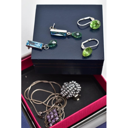 40 - A TRAY OF ASSORTED JEWELLERY, to include a white metal marcasite and cultured pearl brooch/show buck... 