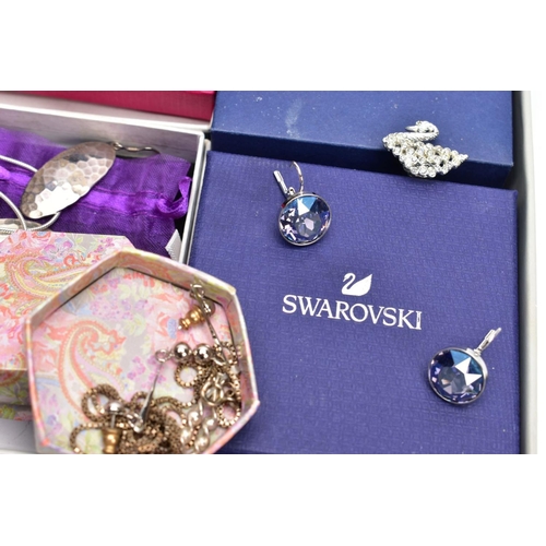 40 - A TRAY OF ASSORTED JEWELLERY, to include a white metal marcasite and cultured pearl brooch/show buck... 