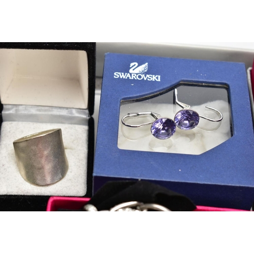 40 - A TRAY OF ASSORTED JEWELLERY, to include a white metal marcasite and cultured pearl brooch/show buck... 