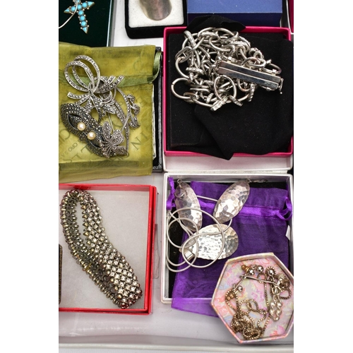 40 - A TRAY OF ASSORTED JEWELLERY, to include a white metal marcasite and cultured pearl brooch/show buck... 