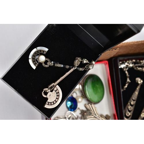 47 - A SELECTION OF SILVER AND WHITE  METAL ITEMS, to include a silver brooch in the form of a bird in fl... 