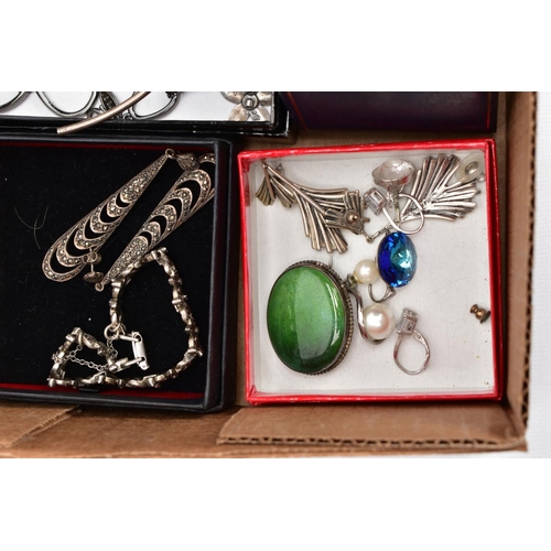 47 - A SELECTION OF SILVER AND WHITE  METAL ITEMS, to include a silver brooch in the form of a bird in fl... 