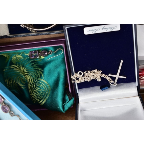 47 - A SELECTION OF SILVER AND WHITE  METAL ITEMS, to include a silver brooch in the form of a bird in fl... 