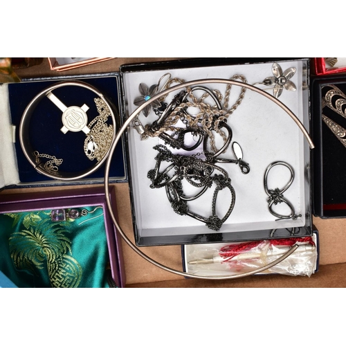 47 - A SELECTION OF SILVER AND WHITE  METAL ITEMS, to include a silver brooch in the form of a bird in fl... 