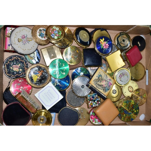 110 - A BOX OF MAINLY COMPACTS, to include a musical Concerto Kigu comapct with black enamel lid and rose ... 