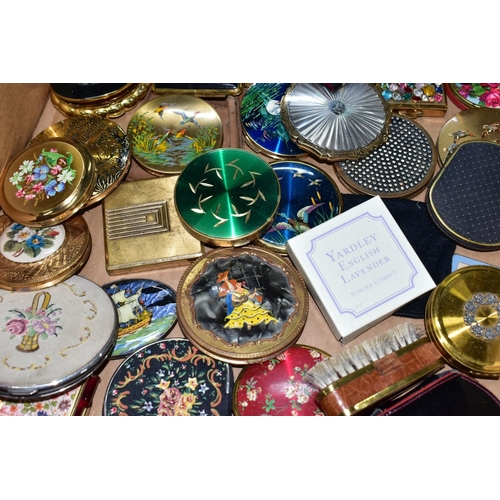 110 - A BOX OF MAINLY COMPACTS, to include a musical Concerto Kigu comapct with black enamel lid and rose ... 