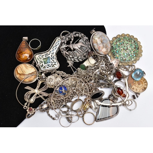 122 - A SELECTION OF SILVER AND WHITE METAL JEWELLERY, to include an oval agate pendant, an elongated butt... 