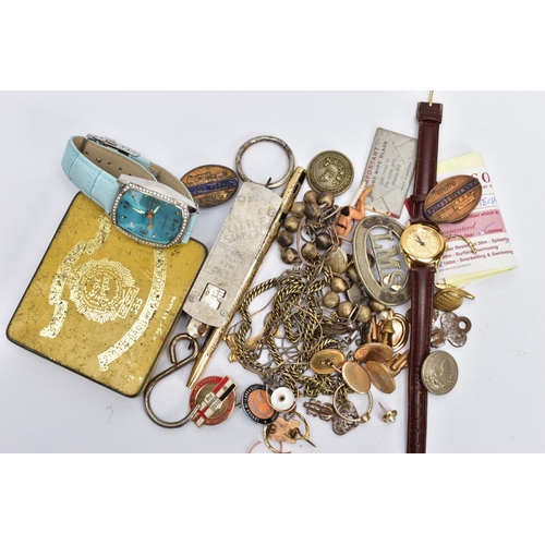 130 - A SELECTION OF MIXED ITEMS AND JEWELLERY, to include cap badges, a Sheaffer 12K gold filled pen, two... 