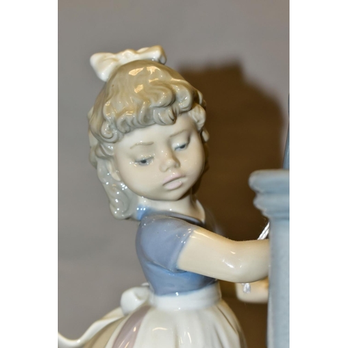 302 - A LLADRO FIGURE GROUP SUMMER ON THE FARM, model no 5285, depicting a girl and birds at a water pump,... 