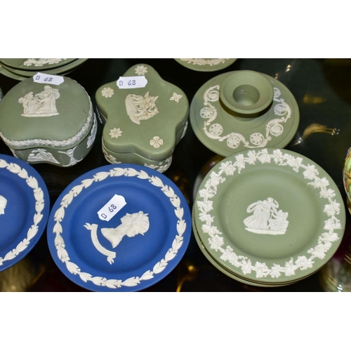 356 - A GROUP OF WEDGWOOD JASPERWARES, mostly green, comprising two green bud vases, an urn shaped vase, f... 