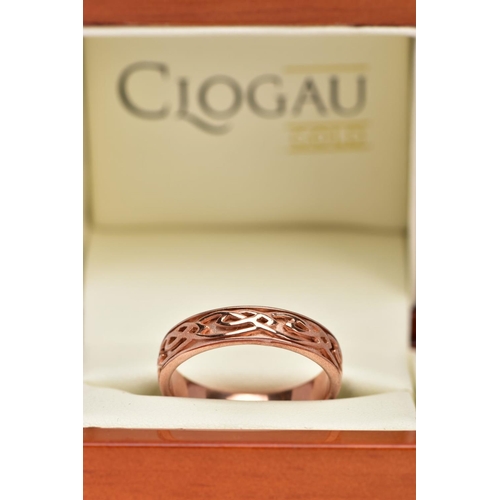 47 - A 9CT ROSE GOLD CLOGAU BAND RING, the 'Annwyl' ring is designed with an applied Celtic weave pattern... 