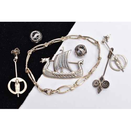 64 - SIX ITEMS OF DESIGNER JEWELLERY, to include two Pandora initial charms, together with four items of ... 