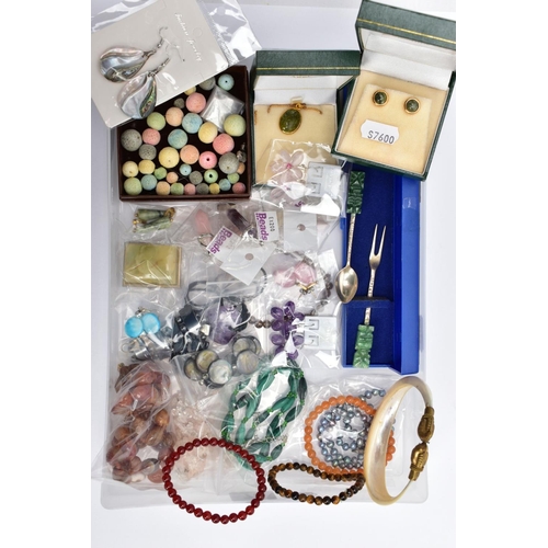 78 - A SELECTION OF GEM JEWELLERY, to include Connemara marble pendant and stud earrings, malachite bead ... 