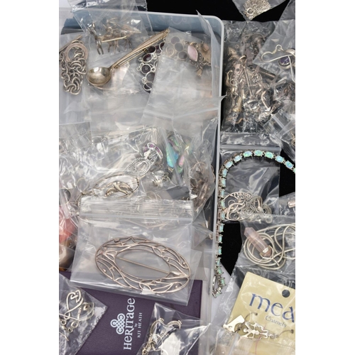81 - A SELECTION OF SILVER AND WHITE METAL JEWELLERY, to include various earrings, various charms, a rose... 