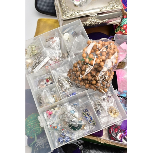 84 - A BOX OF COSTUME JEWELLERY, to include a Trifari stickpin, a Hollywood pendant, a hinged silver plat... 