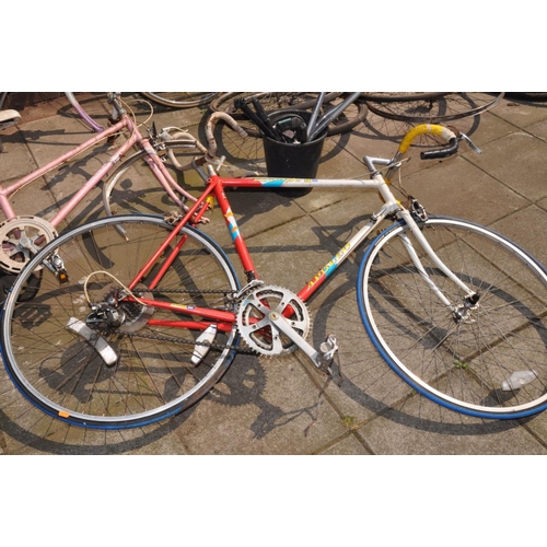 1032 - A COLLECTION OF VINTAGE BIKES AND PARTS including two Raleigh Ladies racing bike frames, an Apollo a... 