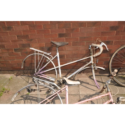 1032 - A COLLECTION OF VINTAGE BIKES AND PARTS including two Raleigh Ladies racing bike frames, an Apollo a... 