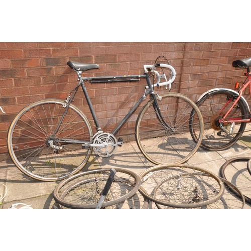 1032 - A COLLECTION OF VINTAGE BIKES AND PARTS including two Raleigh Ladies racing bike frames, an Apollo a... 