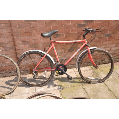 1032 - A COLLECTION OF VINTAGE BIKES AND PARTS including two Raleigh Ladies racing bike frames, an Apollo a... 