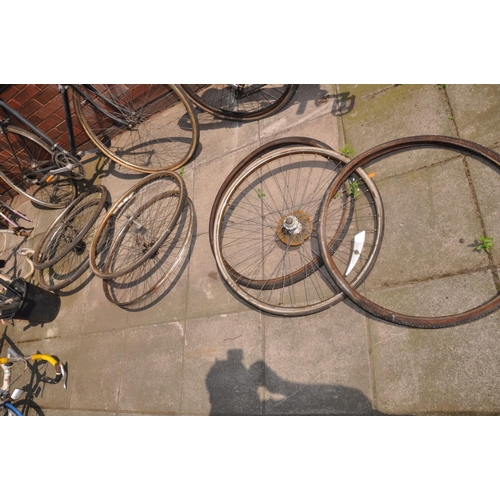 1032 - A COLLECTION OF VINTAGE BIKES AND PARTS including two Raleigh Ladies racing bike frames, an Apollo a... 