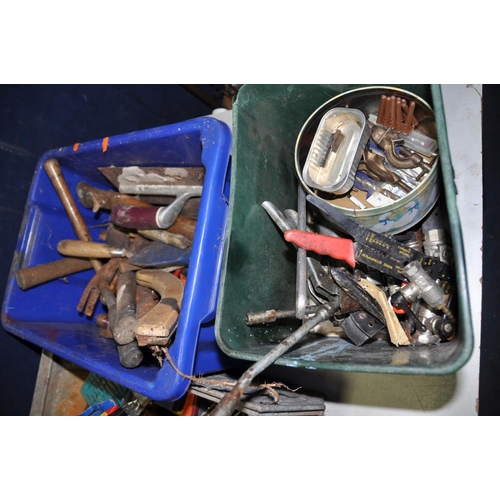 1069 - FIVE TRAYS CONTAINING HAND TOOLS including a Rabone and Chesterman machine level, hammers, levels, a... 