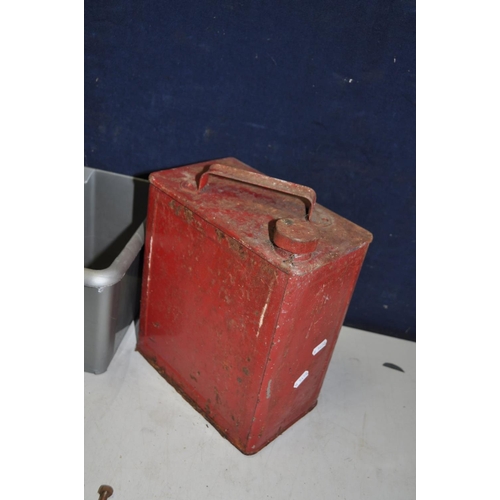 1116 - A VINTAGE FUEL CAN WITH CAP ( some rust present) and a tray containing engineers test equipment incl... 