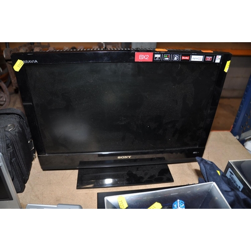 1122 - A SONY KDL-19BX200 19ins TV, a Samsung Blu-ray player with two boxed 3D glasses and a loose pair of ... 