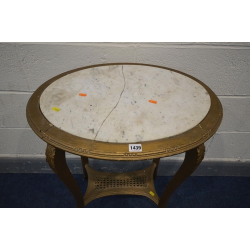 1439 - A 20TH CENTURY OVAL GILTWOOD OCCASSIONAL TABLE with a marble insert, on four splayed supports united... 