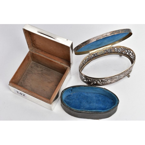 147 - A GEORGE V SILVER LINED, SQUARE CIGARETTE BOX AND A PIERCED OVAL VANITY BOX, engine turned design se... 