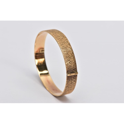 15 - A 9CT GOLD HINGED BANGLE, bark texture to the full bangle, to the hidden hook style clasp, 9ct hallm... 