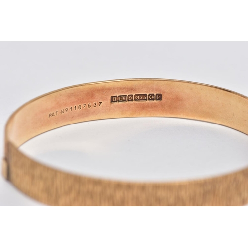 15 - A 9CT GOLD HINGED BANGLE, bark texture to the full bangle, to the hidden hook style clasp, 9ct hallm... 