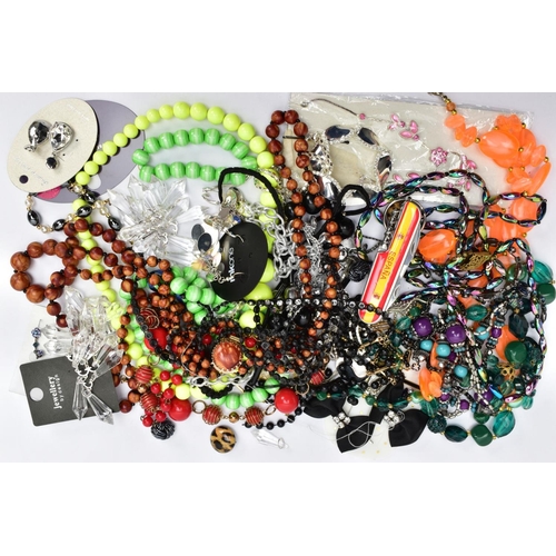 153 - A BOX OF ASSORTED COSTUME JEWELLERY, to include various beaded necklaces, a white metal onyx pedant ... 