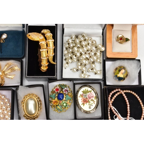 156 - A SELECTION OF COSTUME JEWELLERY, to include a Monet butterfly brooch, two Napier imitation pearl br... 