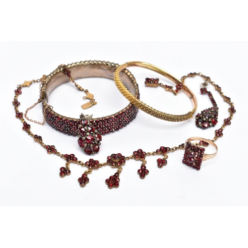 172 - A SELECTION OF BOHEMIAN GARNET JEWELLERY, to include a yellow metal floral designed necklace, fitted... 