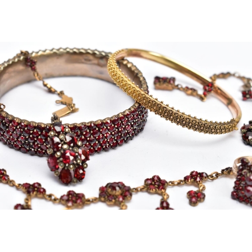 172 - A SELECTION OF BOHEMIAN GARNET JEWELLERY, to include a yellow metal floral designed necklace, fitted... 