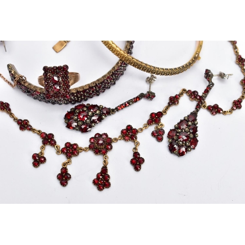 172 - A SELECTION OF BOHEMIAN GARNET JEWELLERY, to include a yellow metal floral designed necklace, fitted... 