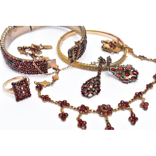 172 - A SELECTION OF BOHEMIAN GARNET JEWELLERY, to include a yellow metal floral designed necklace, fitted... 